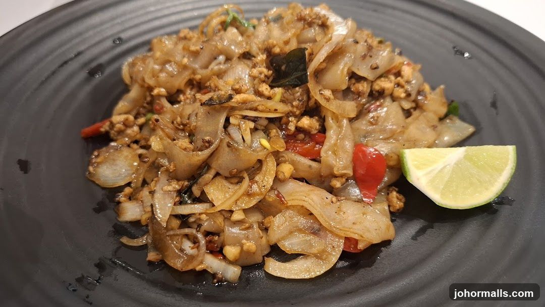Stir-fried Noodles with Minced Meat and Lime