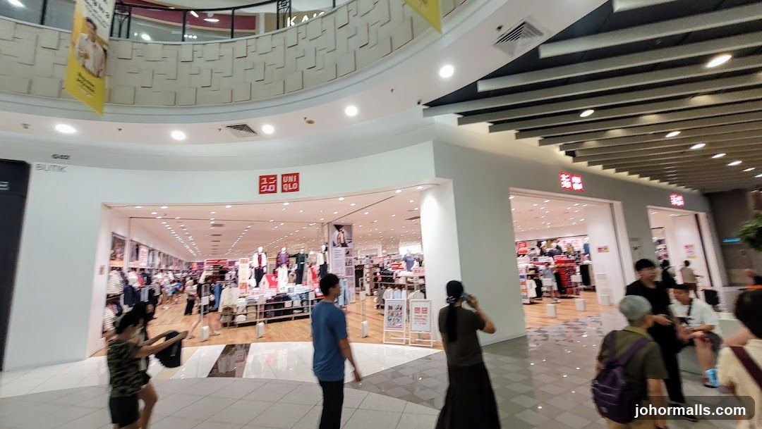 Uniqlo Storefront