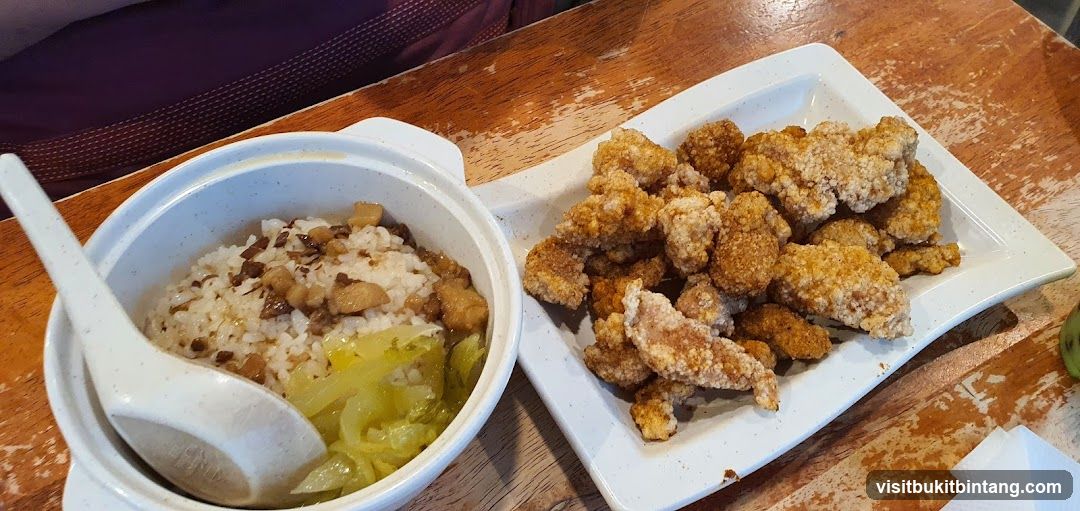 Rice bowl with braised pork and fried chicken bites