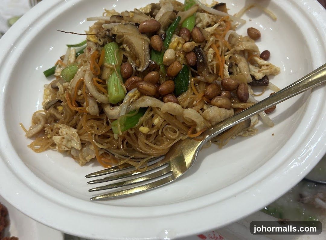 Noodles with Peanuts and Vegetables