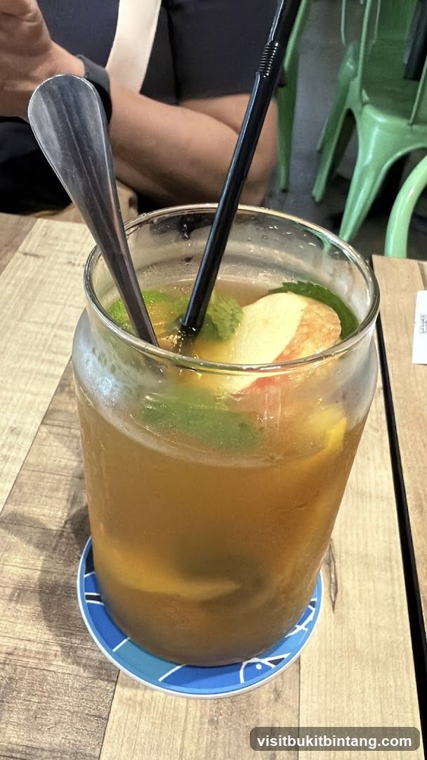 Iced Tea with Apple and Mint