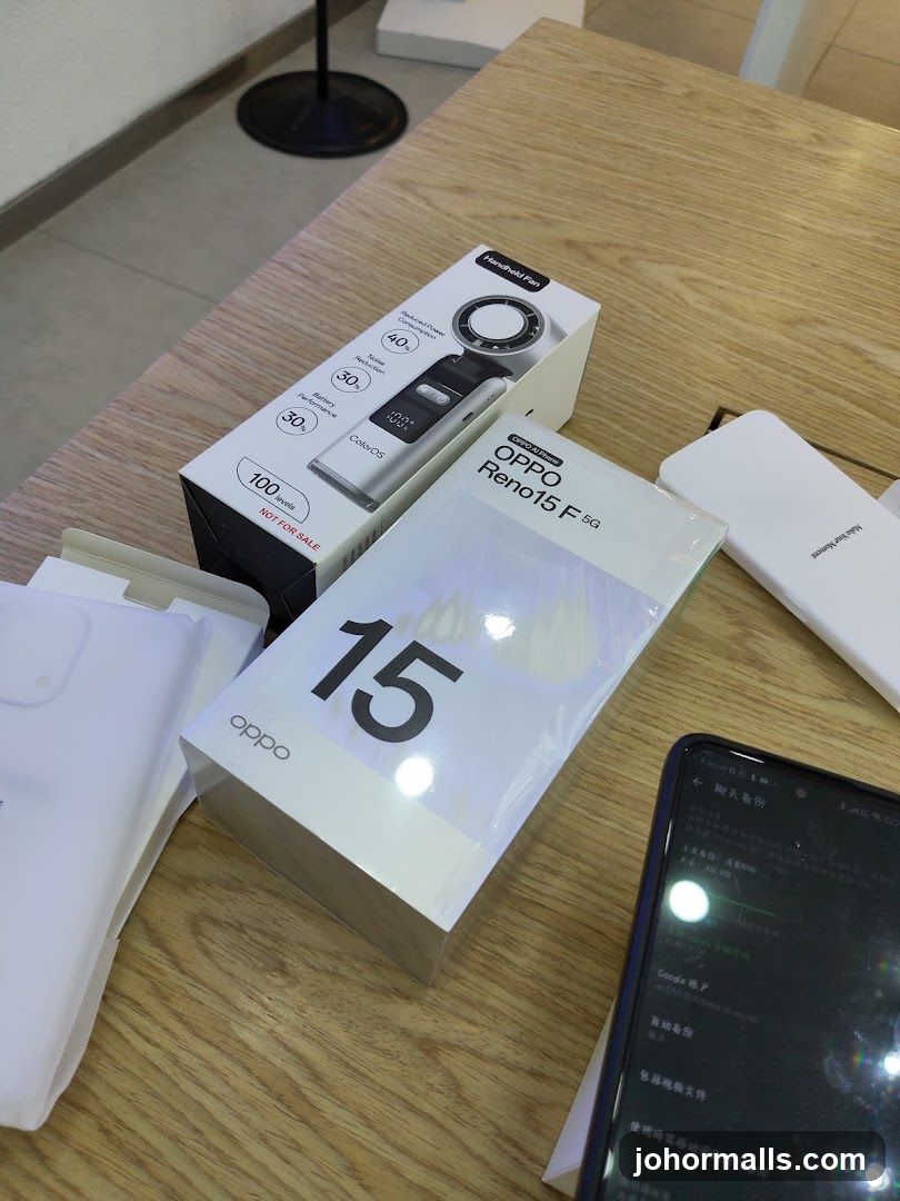 OPPO Reno15 F 5G and Handheld Fan