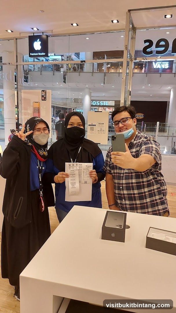 People taking a selfie in an Apple store