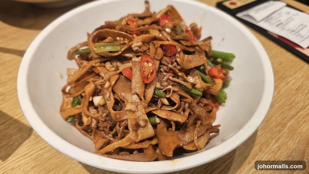 Stir-fried dish with chili and green onions