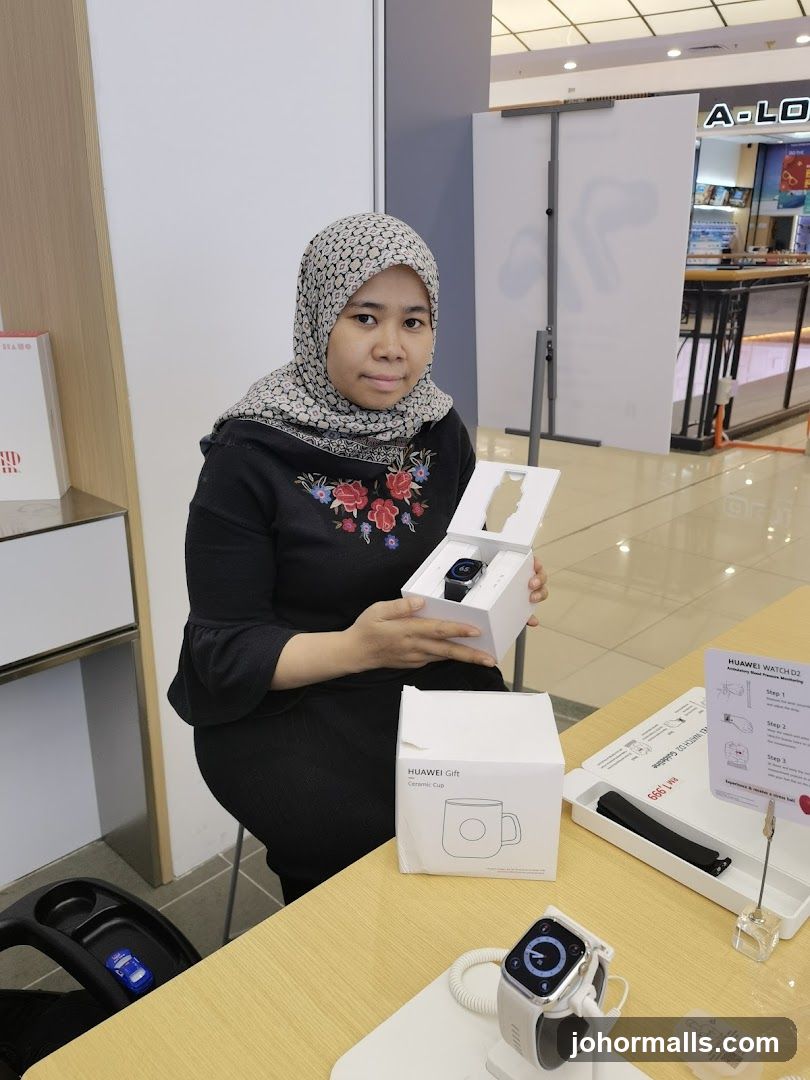 Woman holding a Huawei smartwatch box