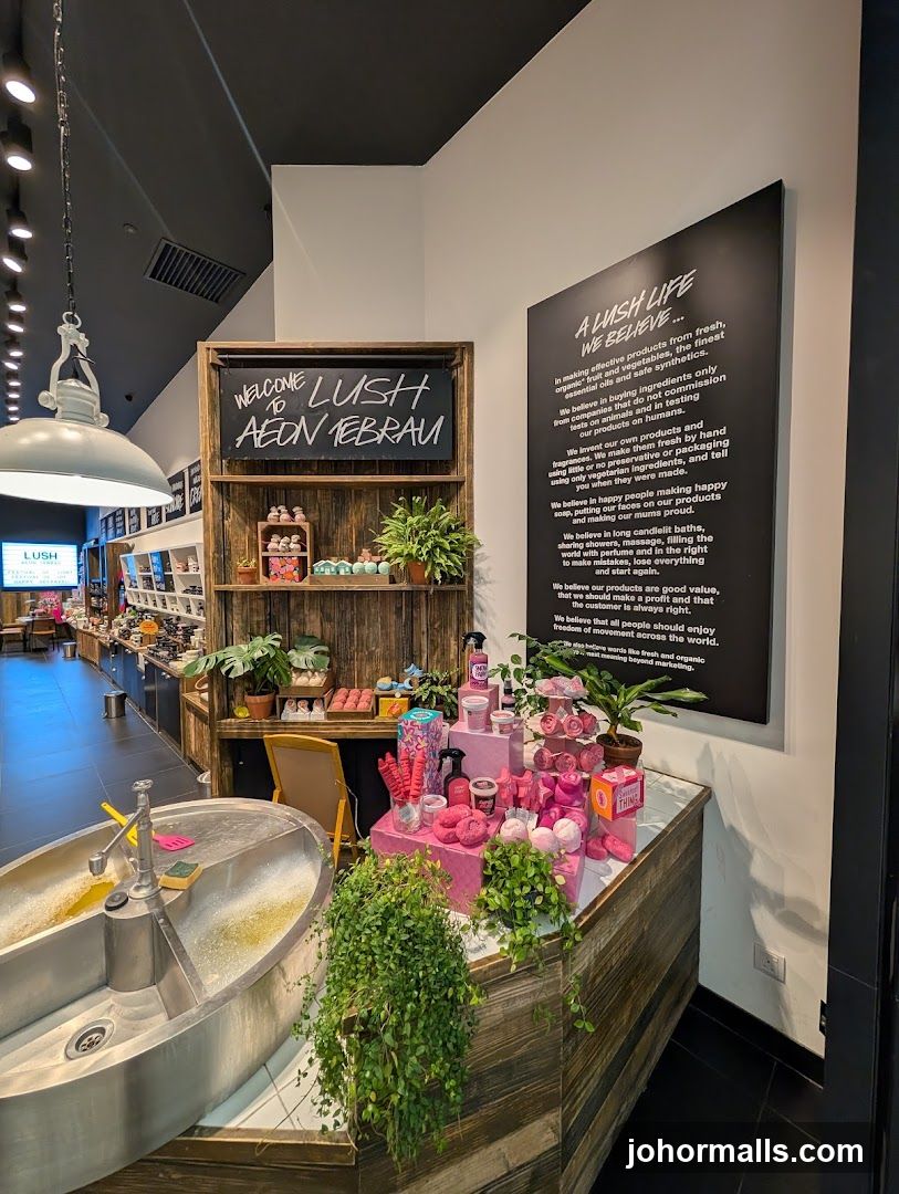 Lush Store Display
