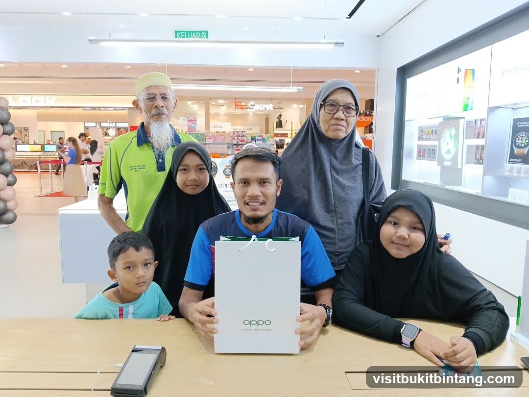 Family Poses with OPPO Bag