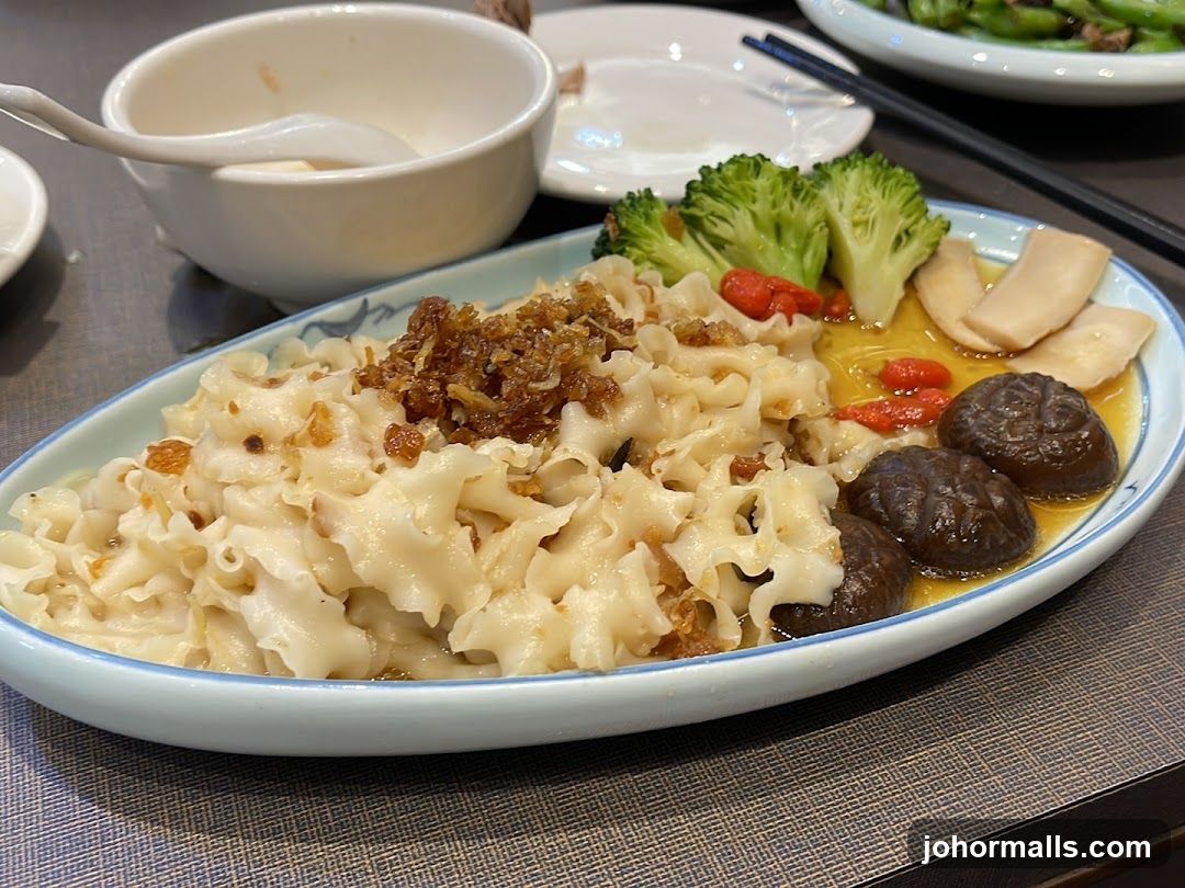 Noodles with Mushrooms and Broccoli