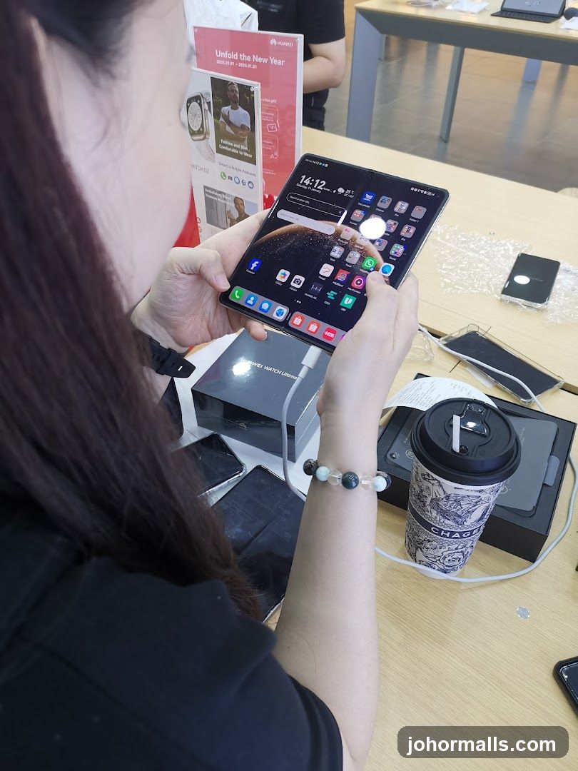 Person holding a foldable phone