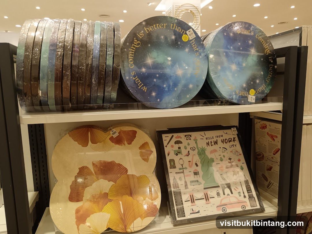 Decorative Plates and Artwork