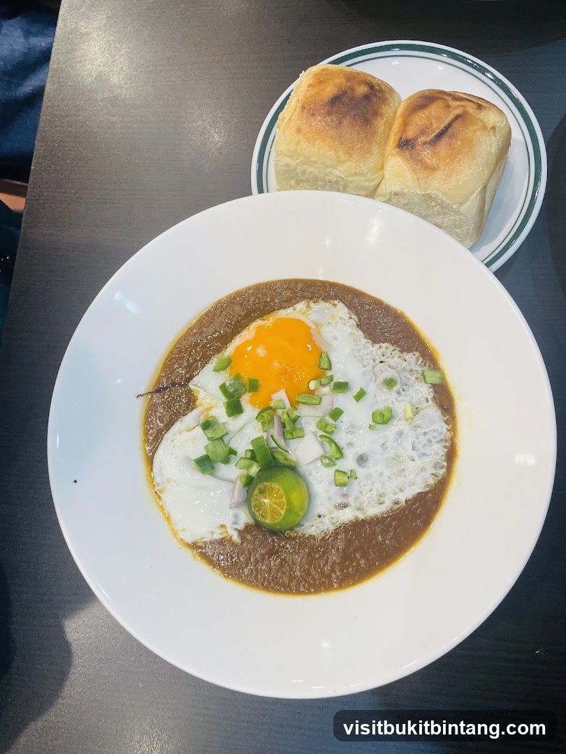 Fried Egg with Gravy and Buns