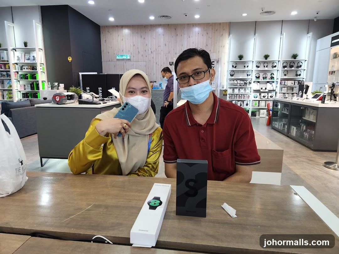 Customers with new Samsung products