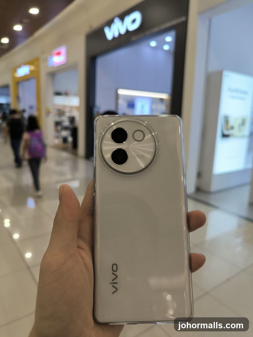 Smartphone in front of Vivo store