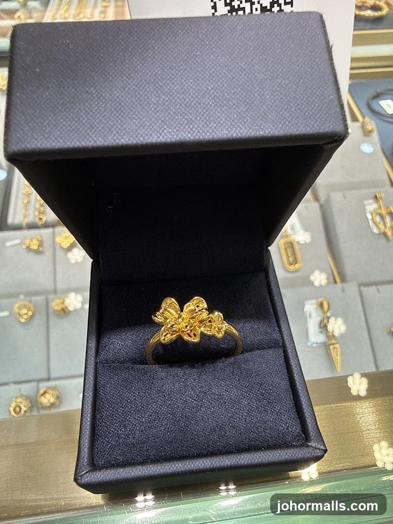 Gold ring with floral design