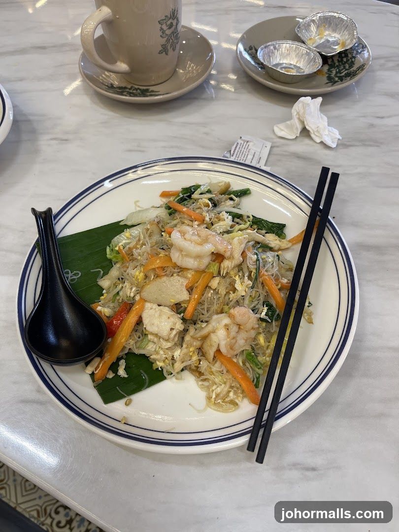 Stir-fried noodles with shrimp and vegetables