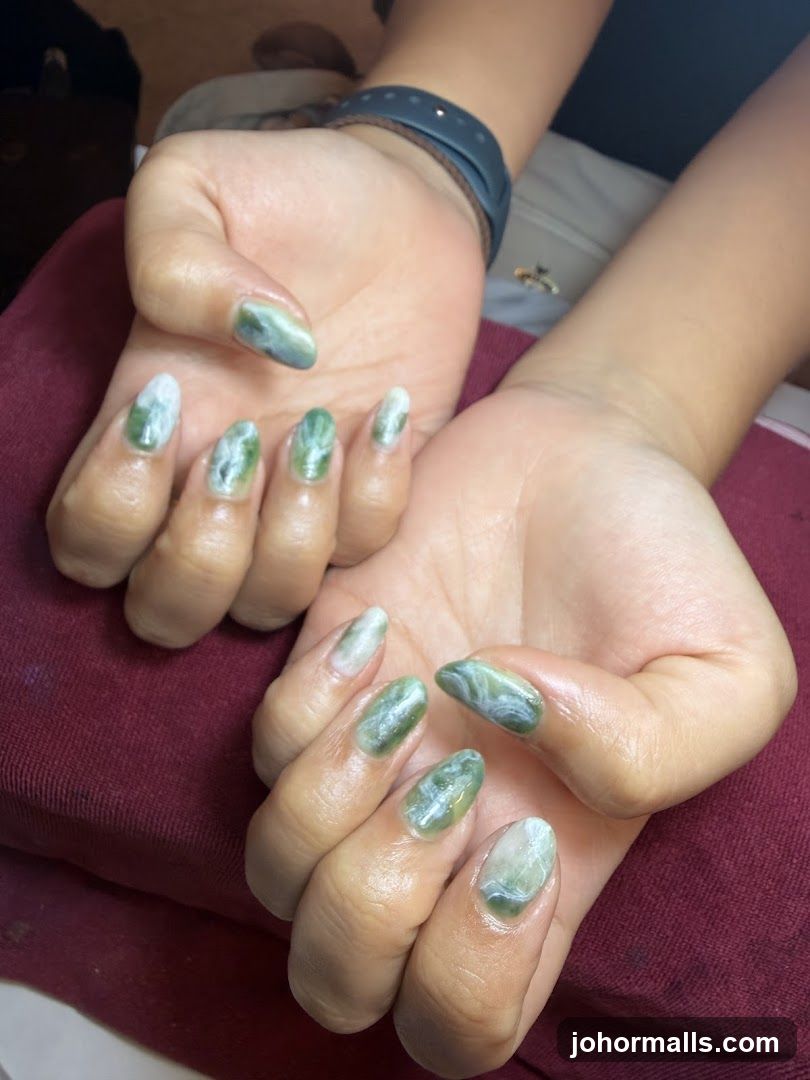Marble-patterned Nails
