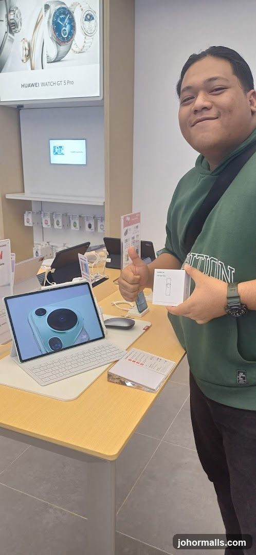 Customer in tech store