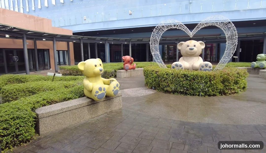 Outdoor Teddy Bear Sculpture Display