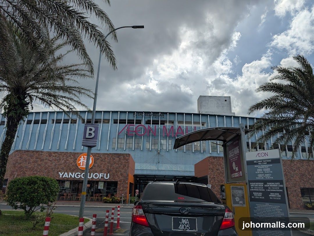 AEON MALL entrance with Yangouofu storefront
