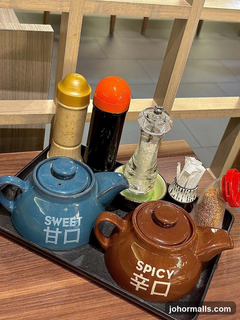 Table condiments tray