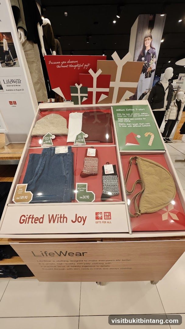 UNIQLO Gift Display