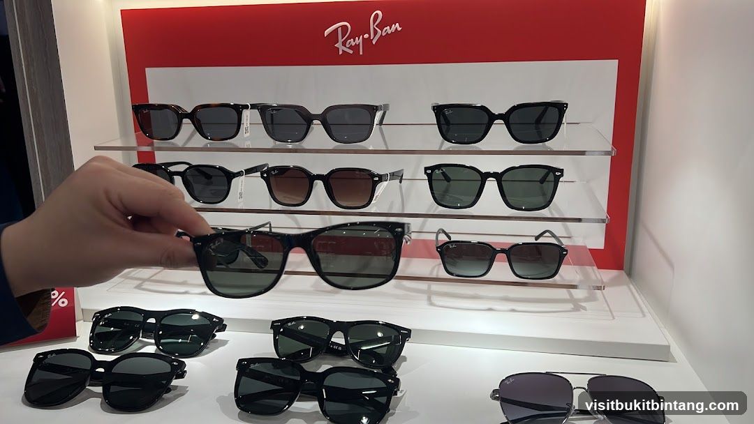 Ray-Ban Sunglasses Display