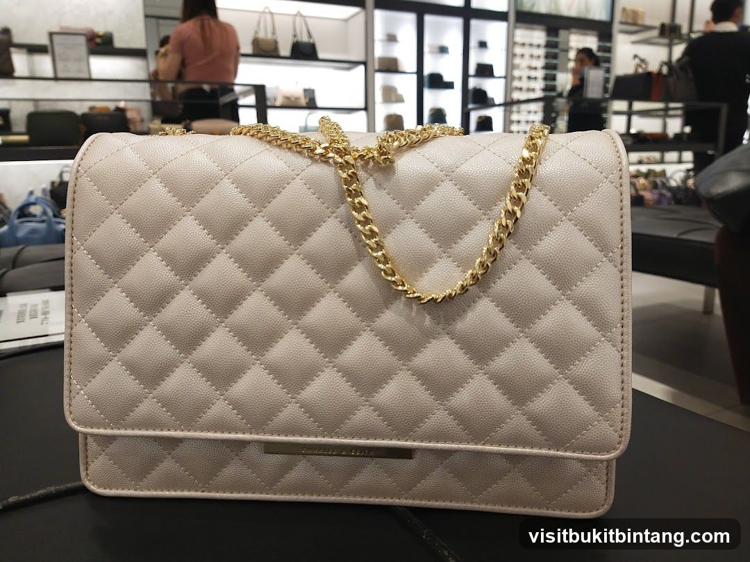 Quilted Handbag with Gold Chain