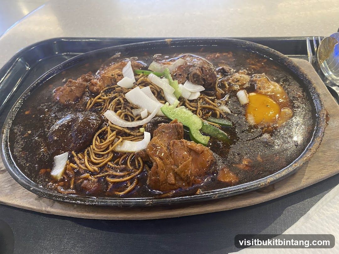Sizzling Noodles with Egg and Meat