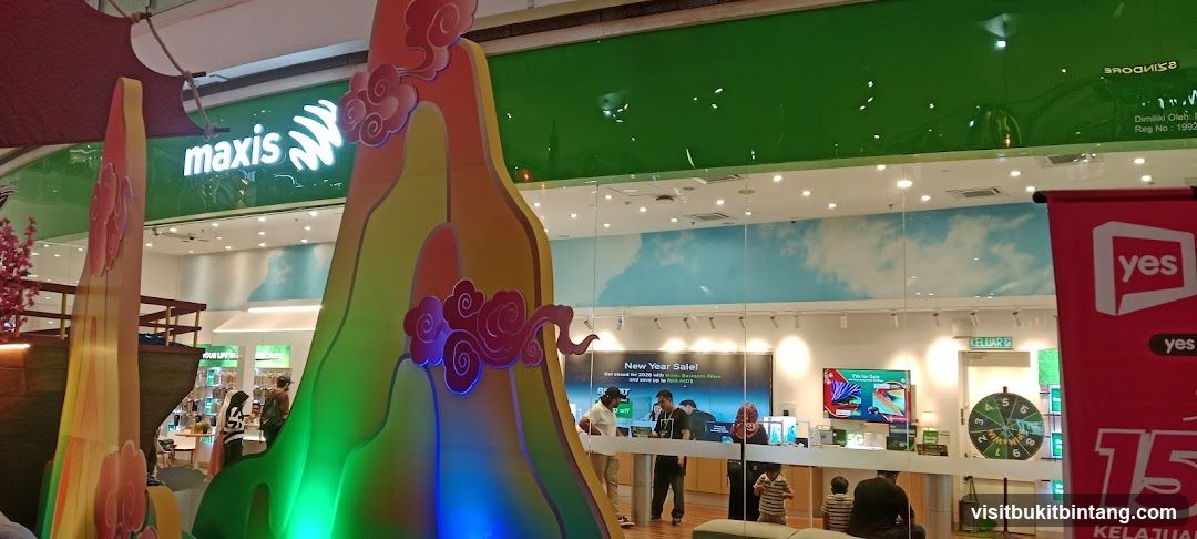 Maxis Storefront with New Year Sale Promotion