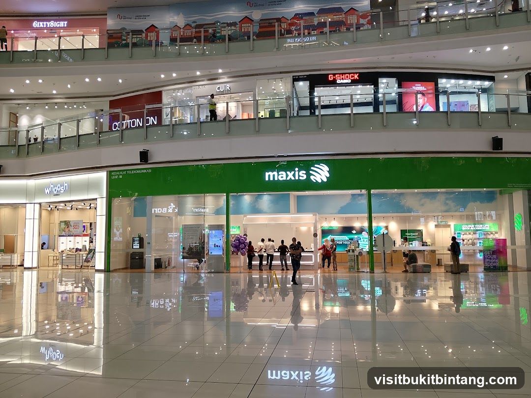 Maxis Storefront in a Mall
