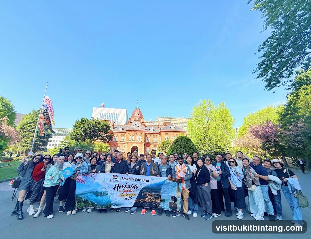 Group photo with banner in front of a historic building