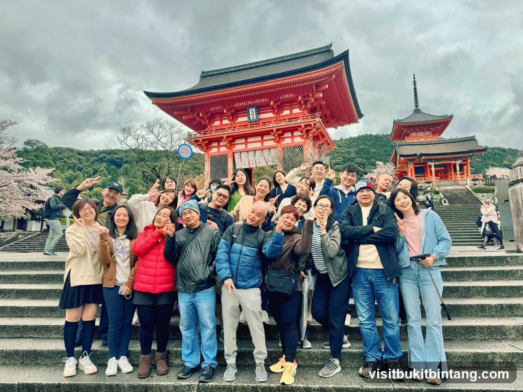 Group photo at Kiyomizu-dera Temple
