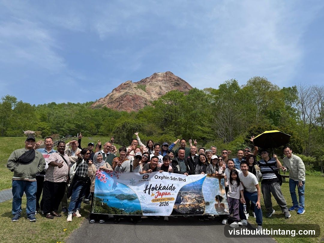 Group photo with banner in front of a mountain
