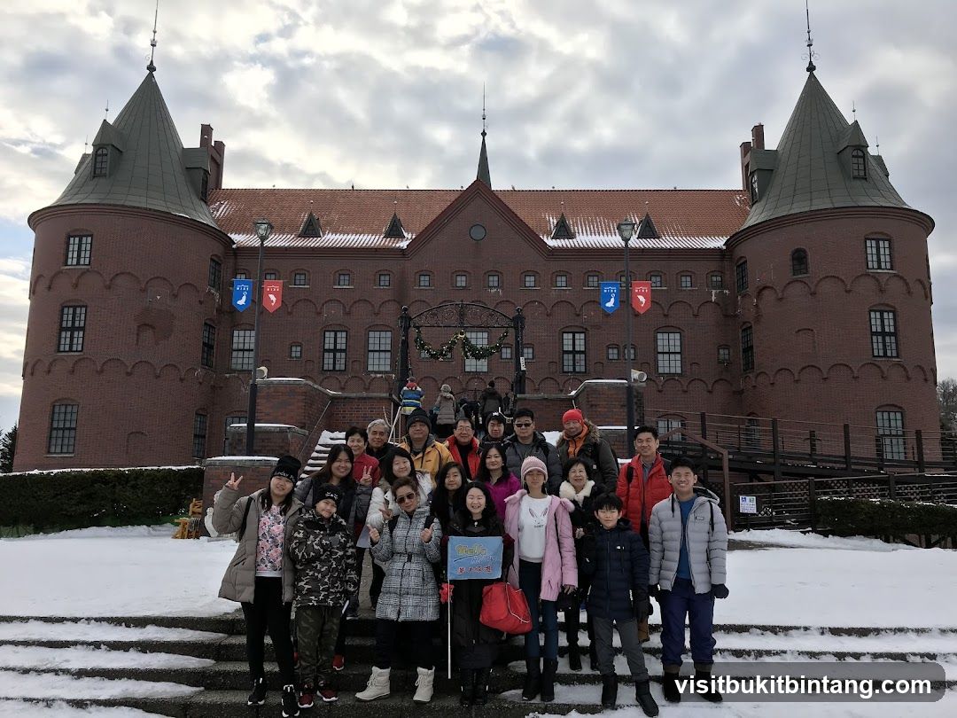 Group photo in front of a castle-like building