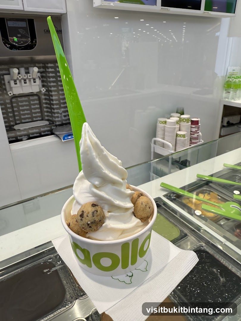 Frozen Yogurt with Cookies