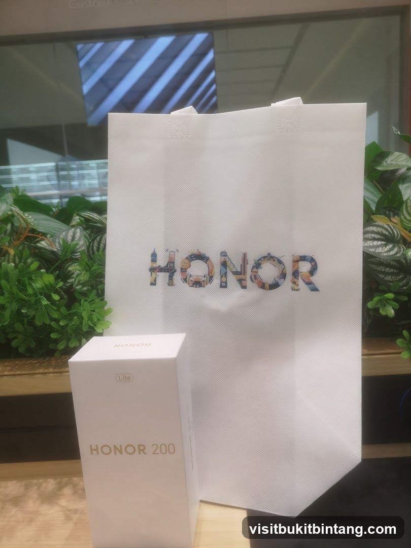 Honor branded shopping bag and phone box