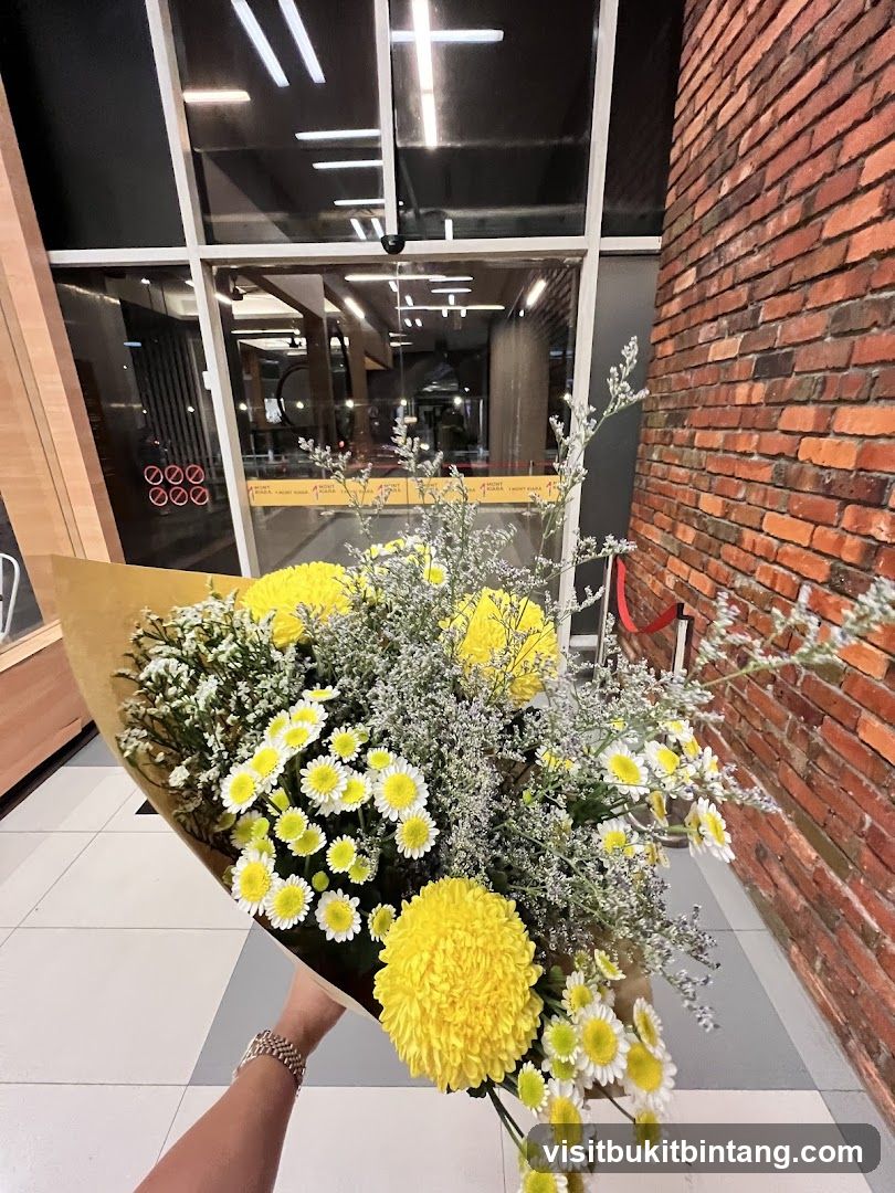 Bouquet of Yellow and White Flowers