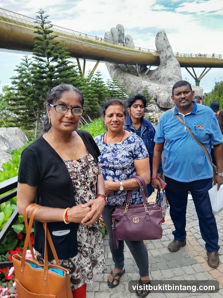 Tourists at Golden Bridge