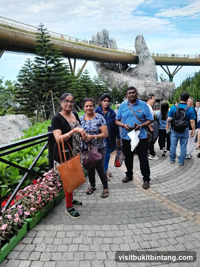 Tourists at Golden Bridge