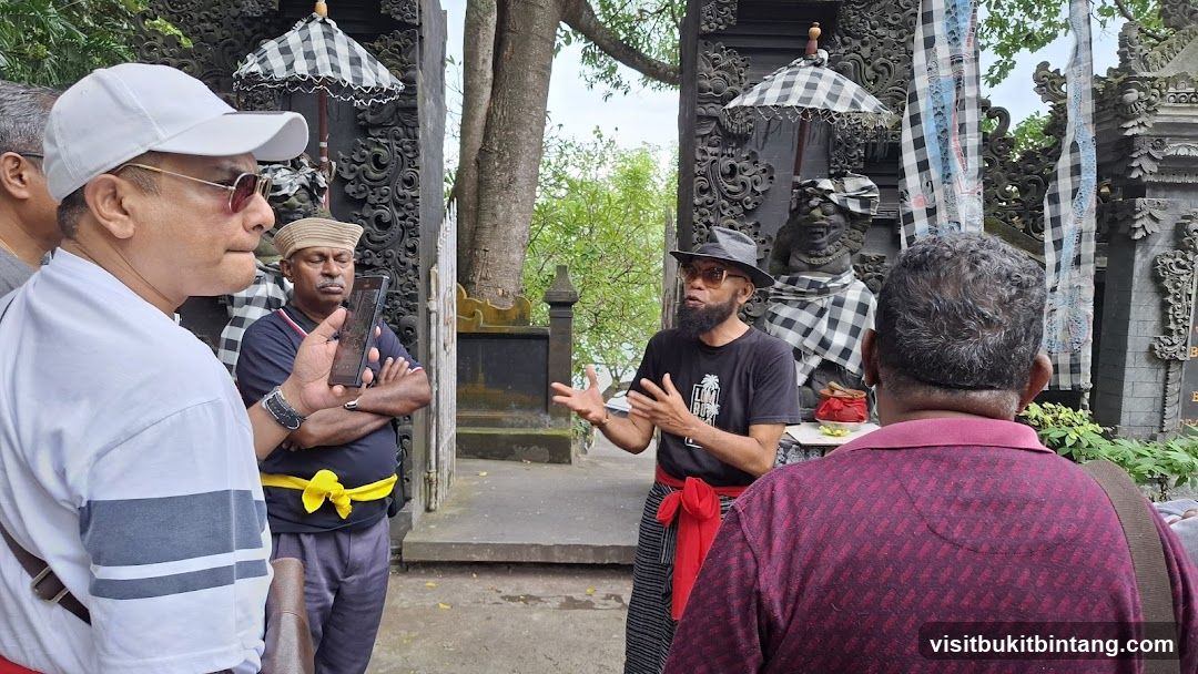 Tour group at Balinese temple entrance