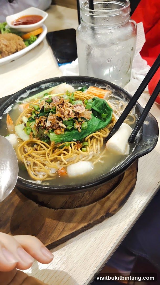 Noodle Soup with Seafood and Vegetables