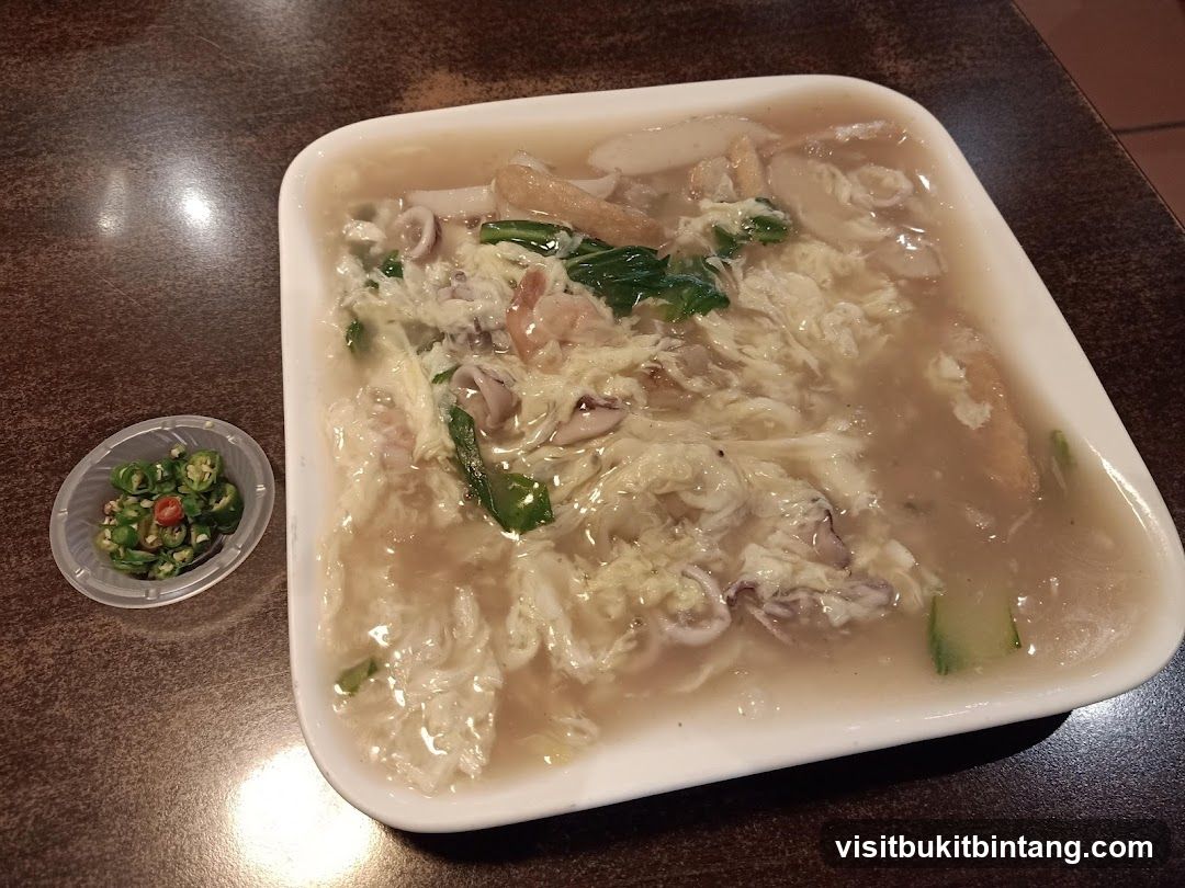 Noodles with Seafood and Egg