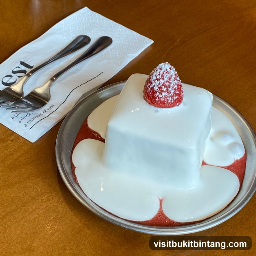 Strawberry Cake with Cream