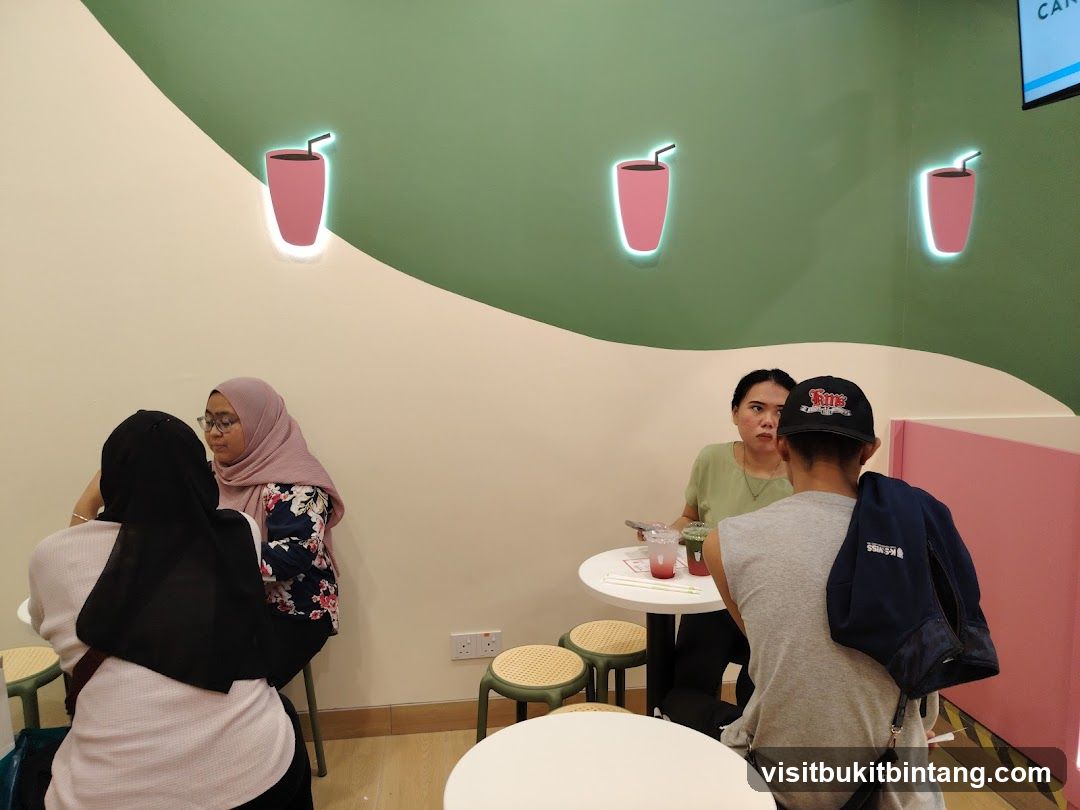Diners at a cafe