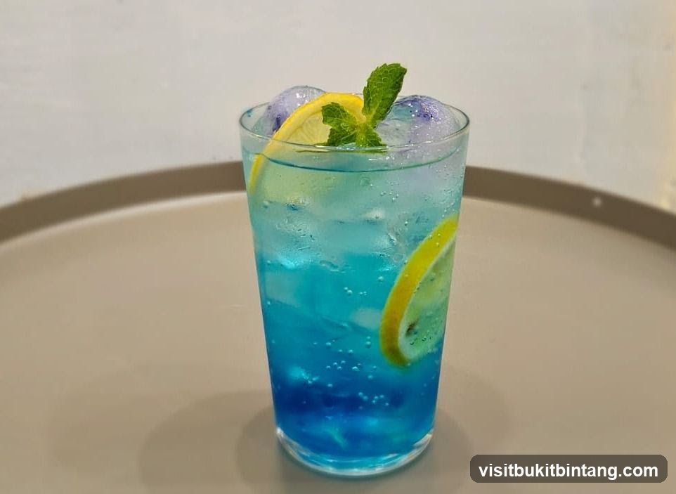 Blue Lemonade with Mint and Ice