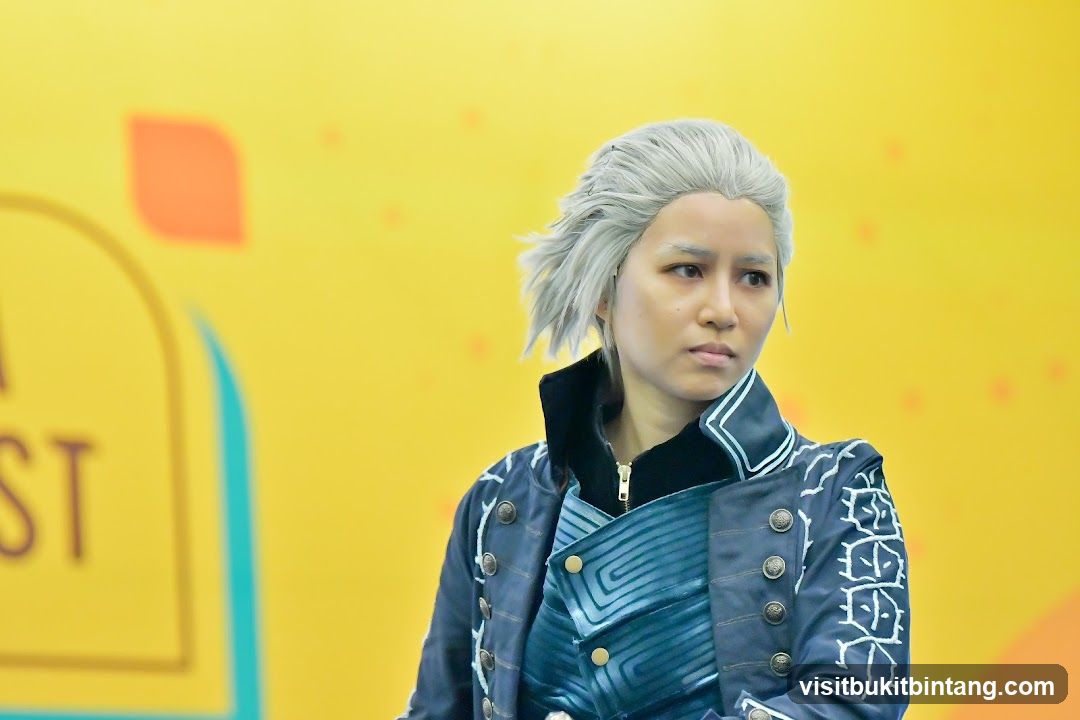 Cosplayer in Costume