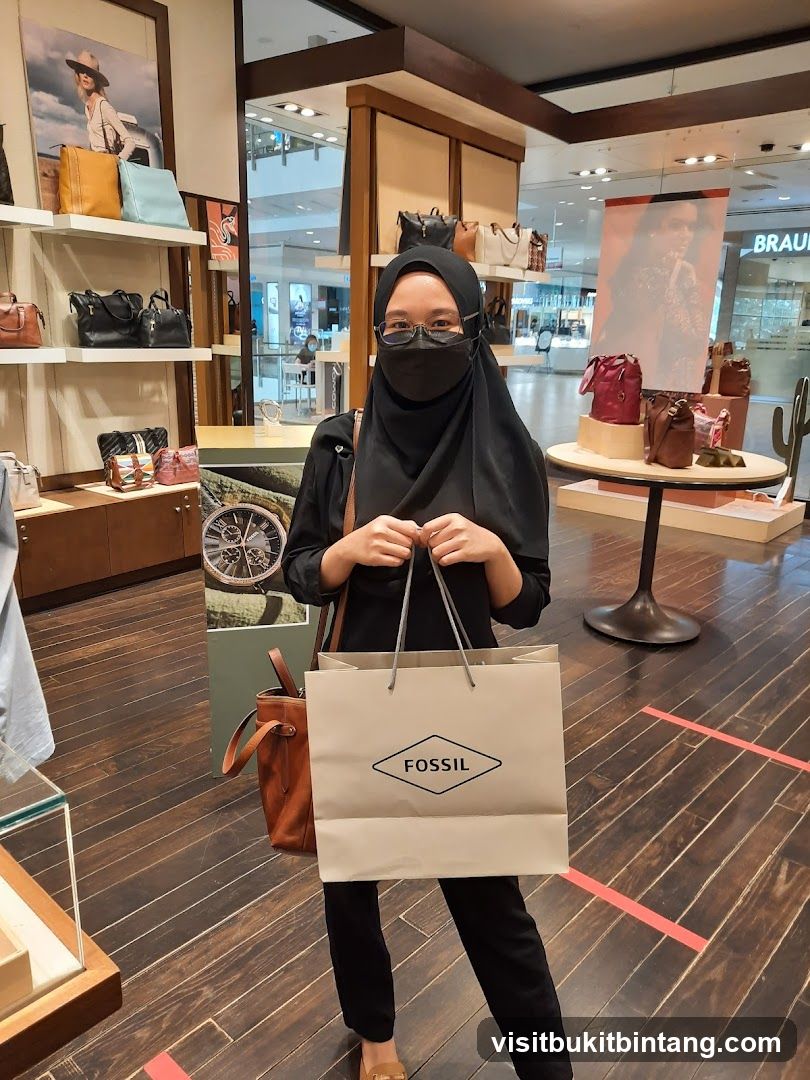 Woman holding a Fossil shopping bag