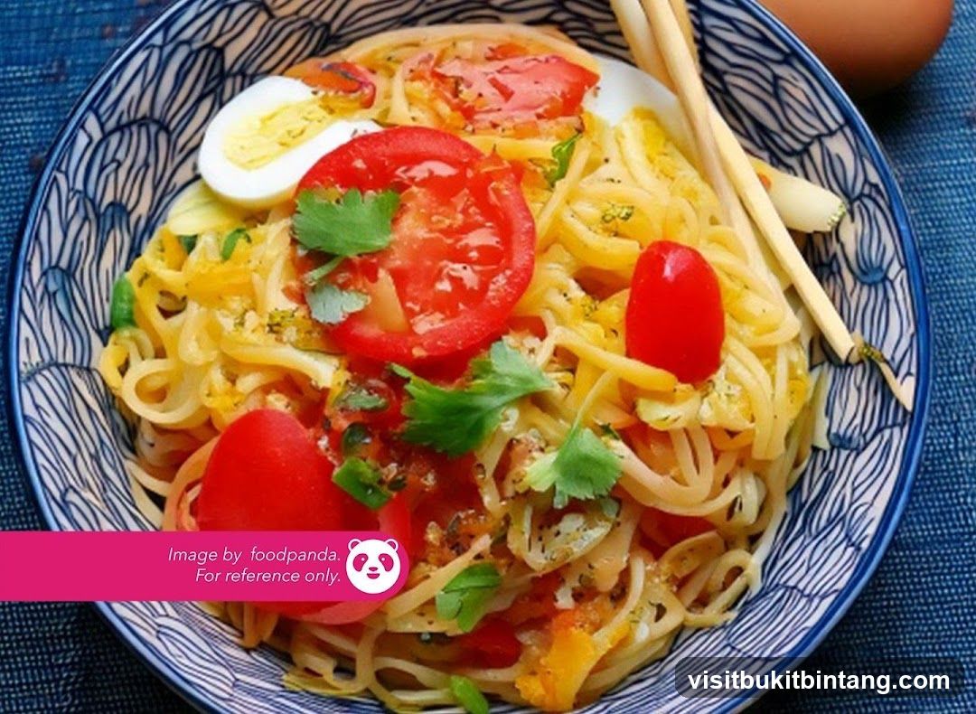 Noodle Dish with Tomatoes and Egg