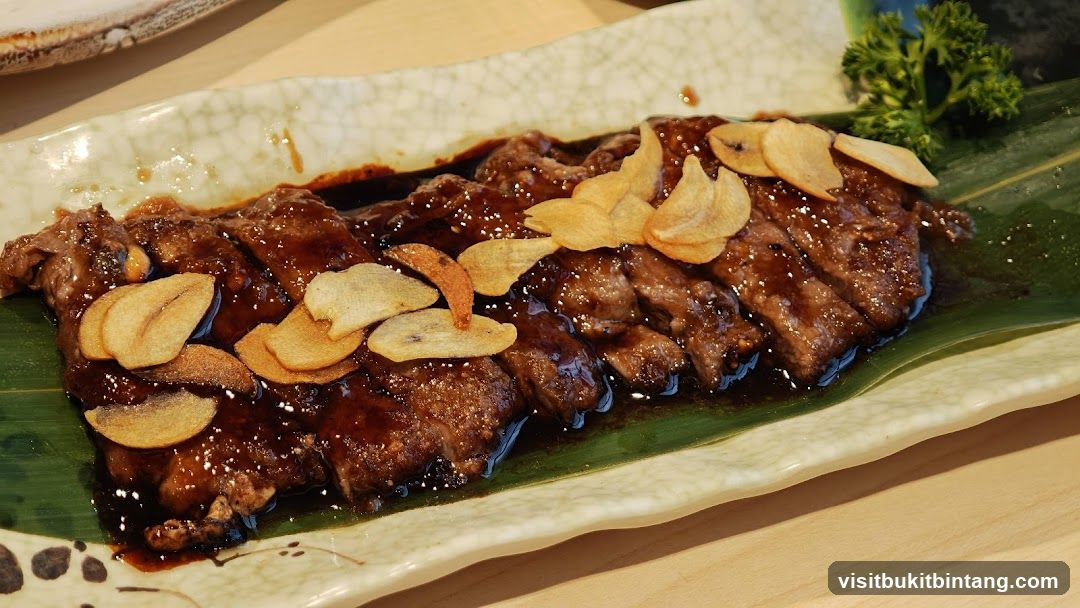 Sliced beef with garlic chips