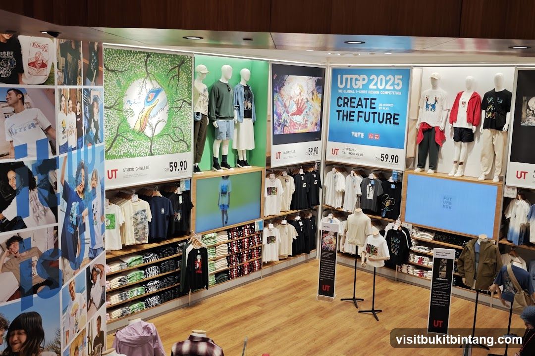 Uniqlo T-shirt Display
